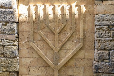 Sinagog Yegia-Kapai, Yevpatoria, Kırım 'da menorah işareti ile ağlama duvarı
