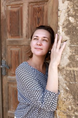 Yevpatoria, Kırım 'daki küçük Kudüs şehrinde arka planda poz veren kadın