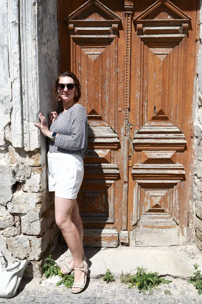 Turista Sobre Fondo Pared Pequeña Jerusalén Ciudad Vieja Yevpatoria Crimea —  Fotos de Stock