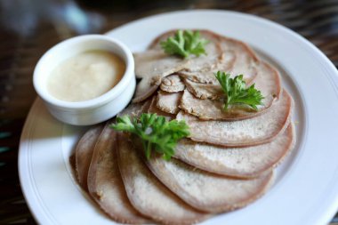 Restoranda tabakta sığır dili parçaları