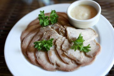 Lokantada yaban turpu soslu sığır dili parçaları.