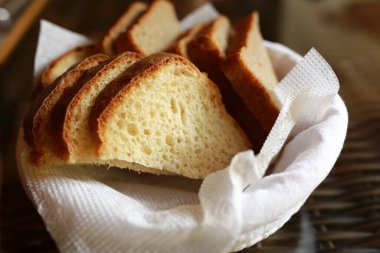 Restoranda sepette beyaz ekmek parçaları