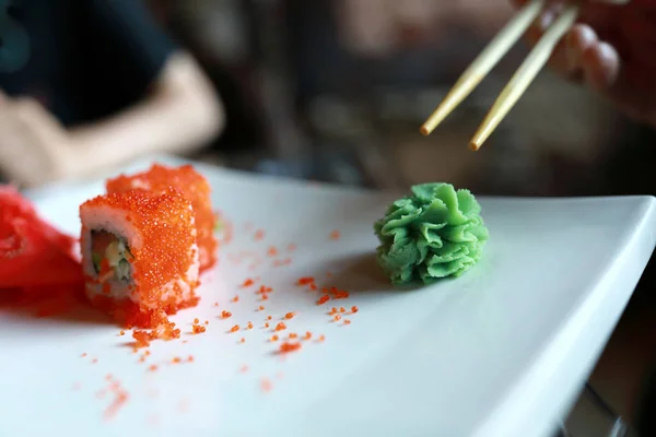 Person Nimmt Wasabi Mit Holzstäbchen Restaurant Mit — Stockfoto