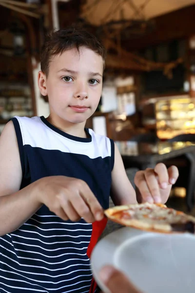 Retrato Criança Comendo Pizza Restaurante — Fotografia de Stock