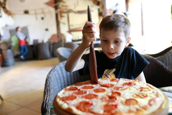 Ребенок Делит Пиццу Пепперони Ресторане — стоковое фото