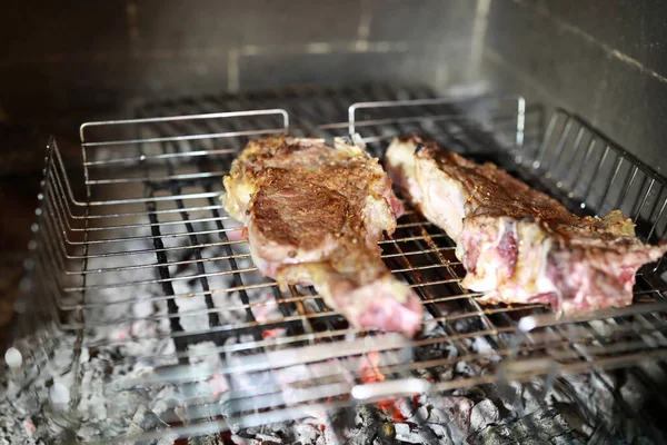 Koken Veel Steaks Boven Houtskool Open Haard — Stockfoto