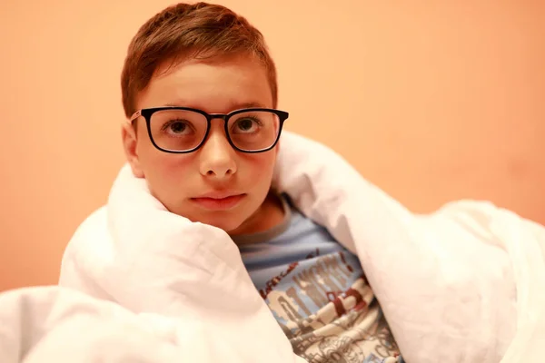 Portrét Seriózního Dítěte Brýlemi Doma — Stock fotografie