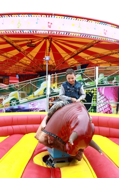 Kid Riding Mechanical Bull Amusement Park — Stock Photo, Image