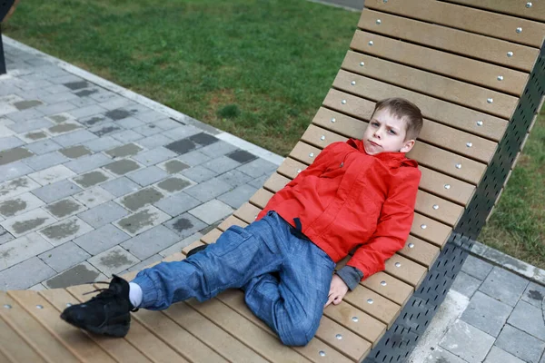 Garçon Couché Sur Banc Rond Bois Yevpatoria — Photo