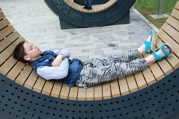 Child Lying Wooden Bench Yevpatoria — Stock Photo, Image