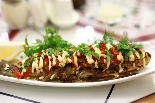 Peixe Assado Com Legumes Frescos Restaurante — Fotografia de Stock