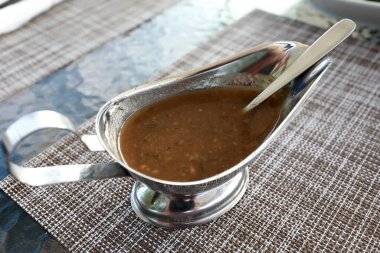 Tkemali sosu et suyu kabıyla restorandaki masada.