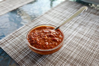 Lokantadaki masada Adjika sosu