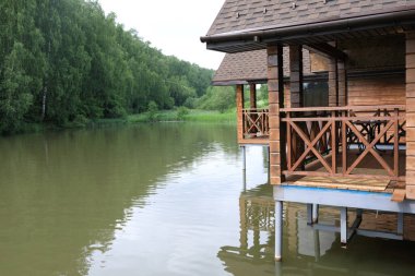 Moskova bölgesindeki göl kıyısındaki ahşap ev, Rusya
