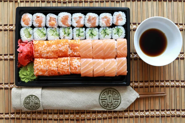 Zestaw Sushi Drewnianej Macie Restauracji — Zdjęcie stockowe