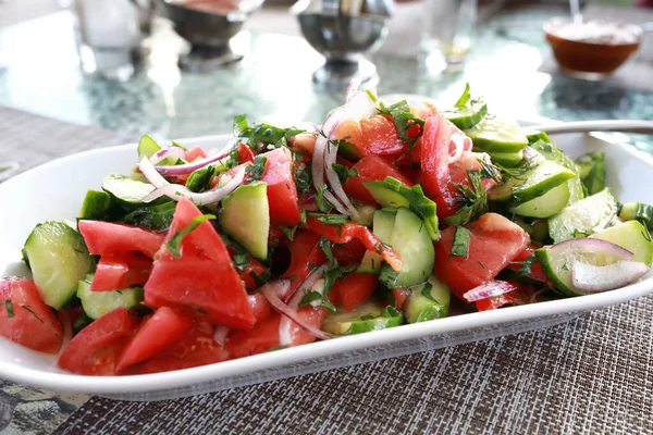 Ensalada Tomates Pepinos Verano Plato Restaurante —  Fotos de Stock