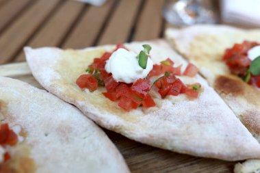 Restoranda tabakta domatesli