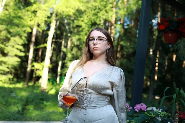 Portrait Woman Aperol Spritz Cocktail Park — Stock Photo, Image