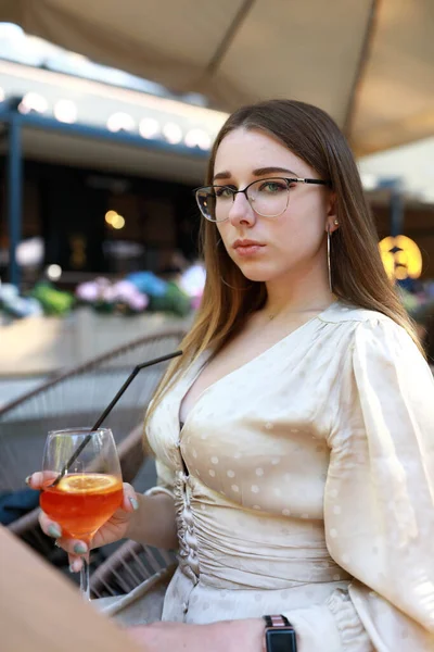 Portret Van Vrouw Met Aperol Spritz Cocktail Cafe — Stockfoto