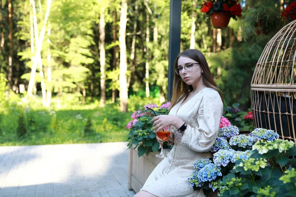 Jeune Femme Posant Avec Cocktail Spritz Apéro Dans Parc — Photo