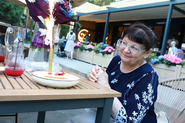 Woman Looking Cake Burning Candle Fireworks Restaurant — Stock fotografie