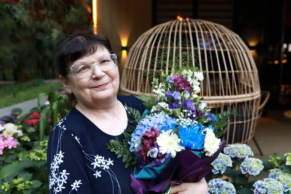 Porträt Einer Seniorin Mit Blumenstrauß — Stockfoto