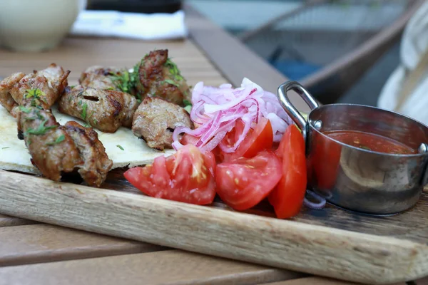餐馆里的猪肉烤面包和蔬菜放在木制盘子里 — 图库照片