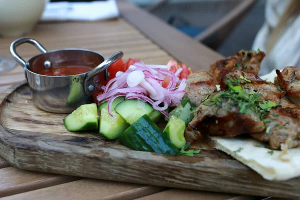 Varkensvlees Kebab Met Groenten Saus Bord Restaurant — Stockfoto