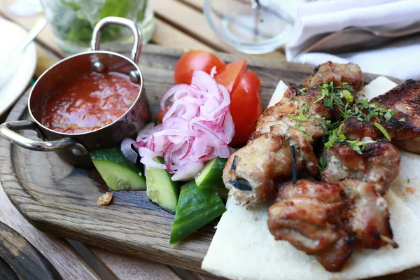 Kebab Porc Avec Légumes Dans Assiette Restaurant — Photo