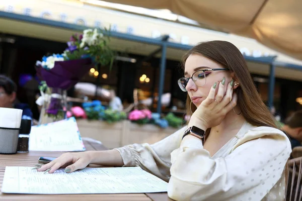 Retrato Mujer Con Menú Veranda Restaurante — Foto de Stock