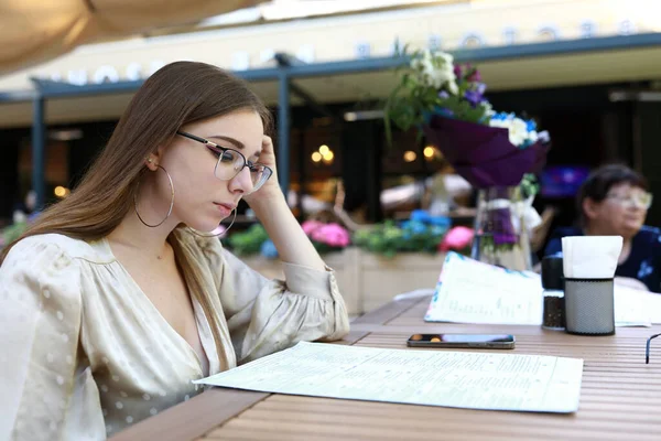 Portret Van Jonge Vrouw Met Menu Veranda Van Restaurant — Stockfoto