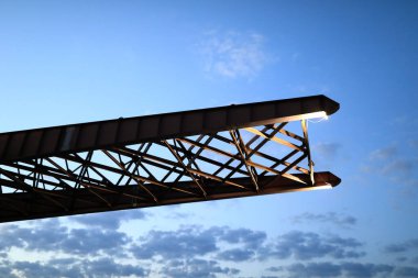 Geceleri gökyüzünün arkaplanındaki yapı