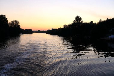 Gün batımında Oka Nehri manzarası, Rusya