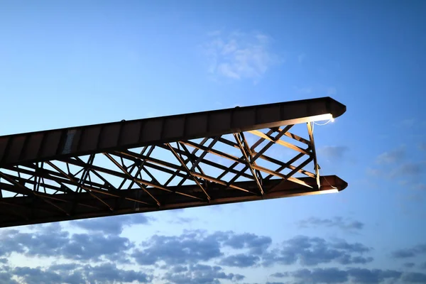 Geceleri gökyüzünün arkaplanındaki yapı