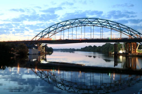 Widok Mostu Nad Rzeką Oką Nocy Rosja — Zdjęcie stockowe