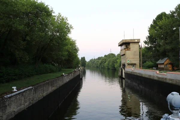 俄罗斯奥卡河日落时的船闸景观 — 图库照片