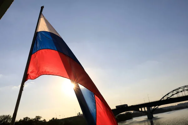 Ryska Federationens Flagga Mot Bakgrund Floden Oka Vid Solnedgången — Stockfoto