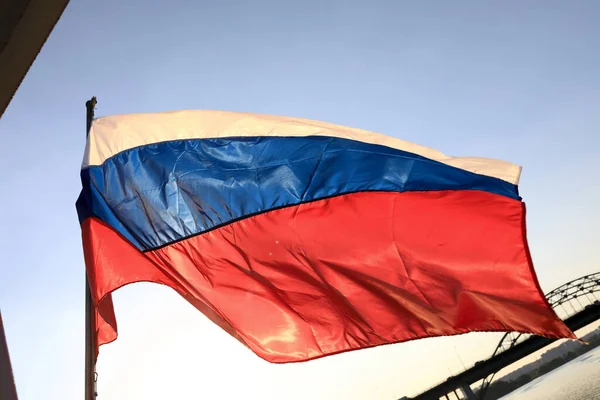 Vlag Van Russische Federatie Tegen Achtergrond Van Zonsondergang — Stockfoto