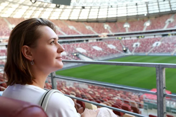 Portrait Femme Assise Sur Podium Stade Football — Photo