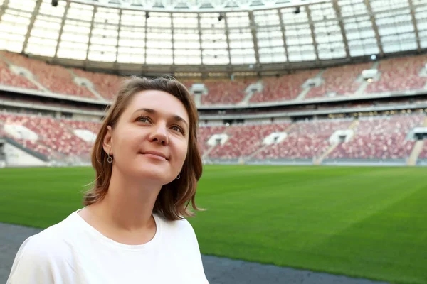 Portret Van Een Vrouw Het Voetbalstadion — Stockfoto