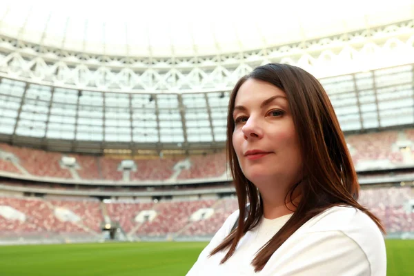 Porträtt Kvinna Poserar Fotbollsstadion — Stockfoto