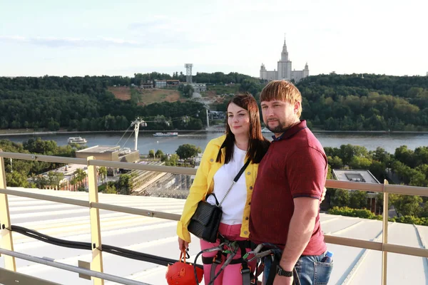 Par Poserar Taket Byggnaden Moskva — Stockfoto