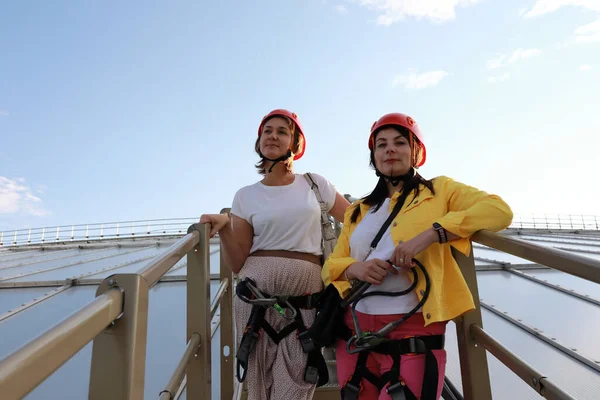 Two Women Standing Roof Building Moscow — 图库照片