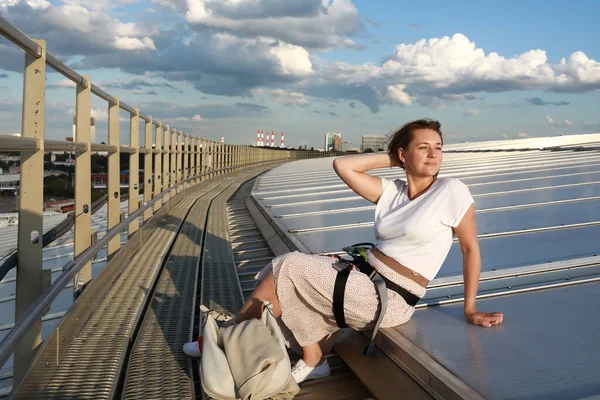 Mujer Relajante Techo Del Edificio Moscú — Foto de Stock