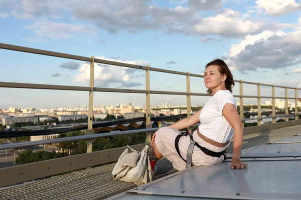 Femme Reposant Sur Toit Bâtiment Moscou — Photo