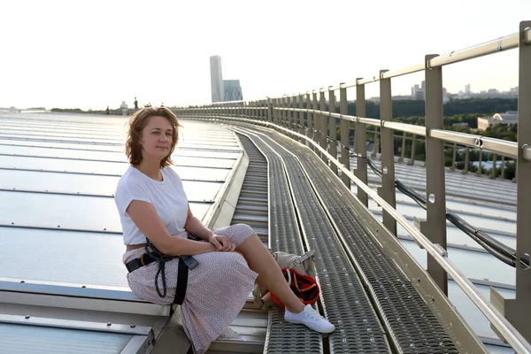 Mulher Sentada Telhado Edifício Moscou — Fotografia de Stock