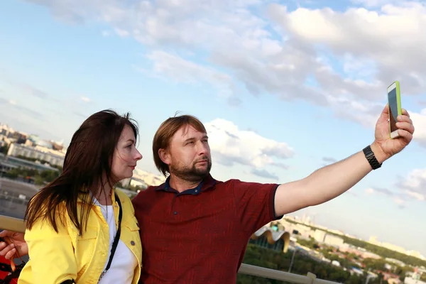 Homme Avec Femme Prenant Selfie Sur Toit Bâtiment Moscou — Photo