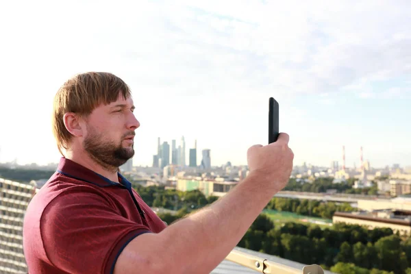 Man Neemt Selfie Dak Van Gebouw Moskou — Stockfoto