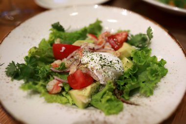 Restoranda sebzeli salata ve yumurta.