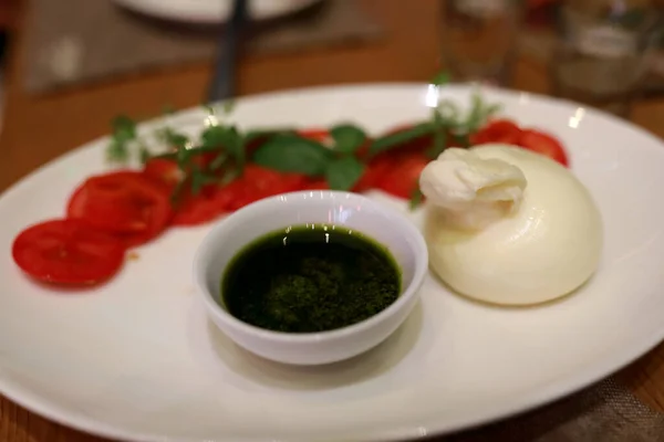 Burrata Τυρί Ντομάτες Και Σάλτσα Στο Πιάτο Στο Εστιατόριο — Φωτογραφία Αρχείου